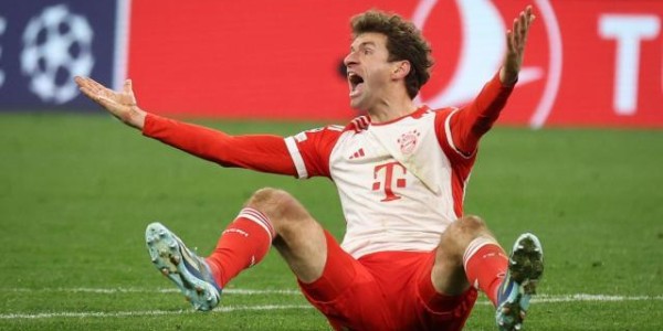 PP电子-拜仁在安联的第100场欧战：凯恩“坐牢”，女裁判抢戏